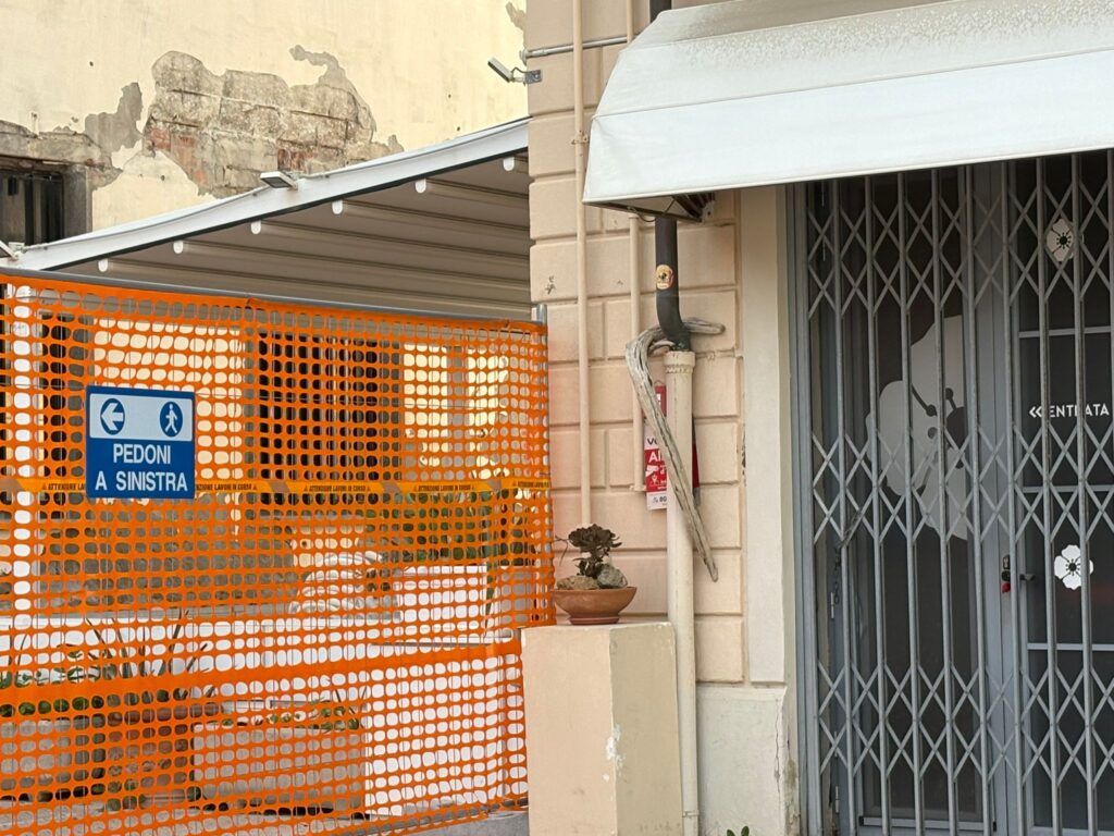 Il cantiere a ridosso del ristorante Papaveri a mare