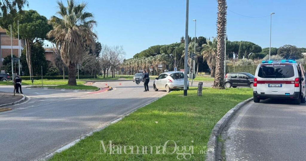 L'incidente alla rotonda dell'Uliveto, sul posto la polizia municipale