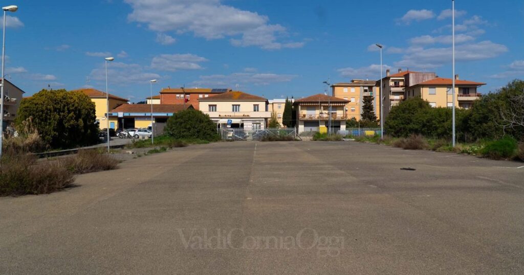 Venturina Terme, il piazzale dell'ex emporio ripulito dal Comune