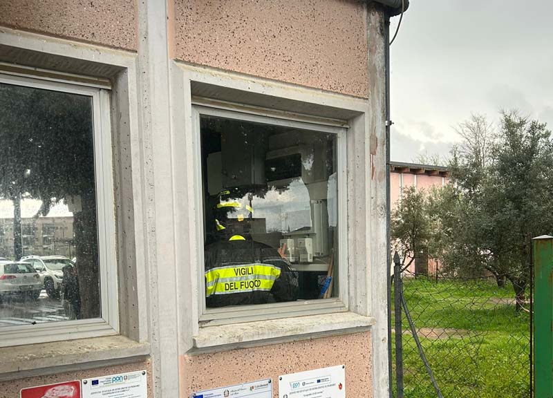 I vigili del fuoco dentro alla scuola