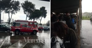 I ragazzi usciti da scuola e i vigili del fuoco nel piazzale dell'istituto