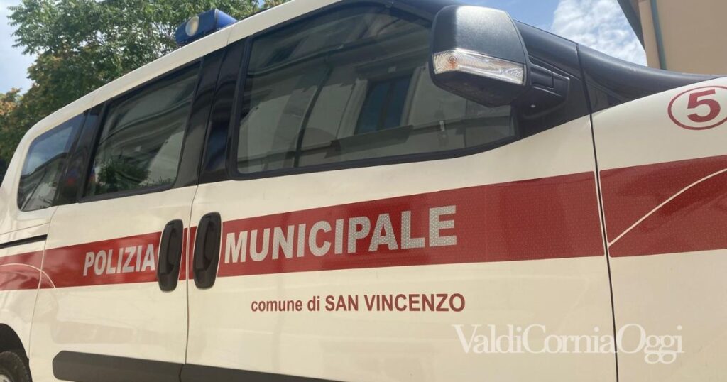 Una volante della polizia locale di San Vincenzo
