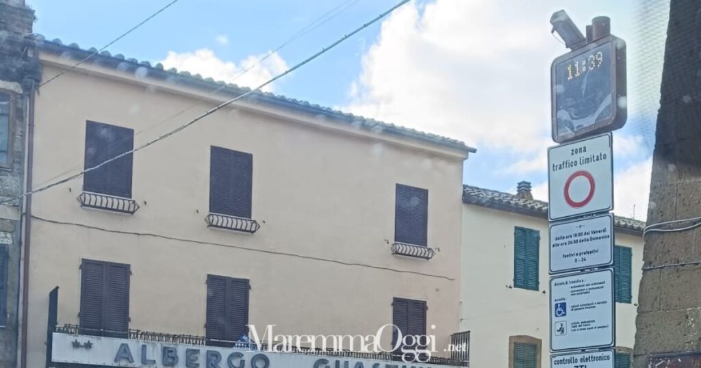 Il cartello non attivo della Ztl a Pitigliano