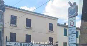 Il cartello non attivo della Ztl a Pitigliano