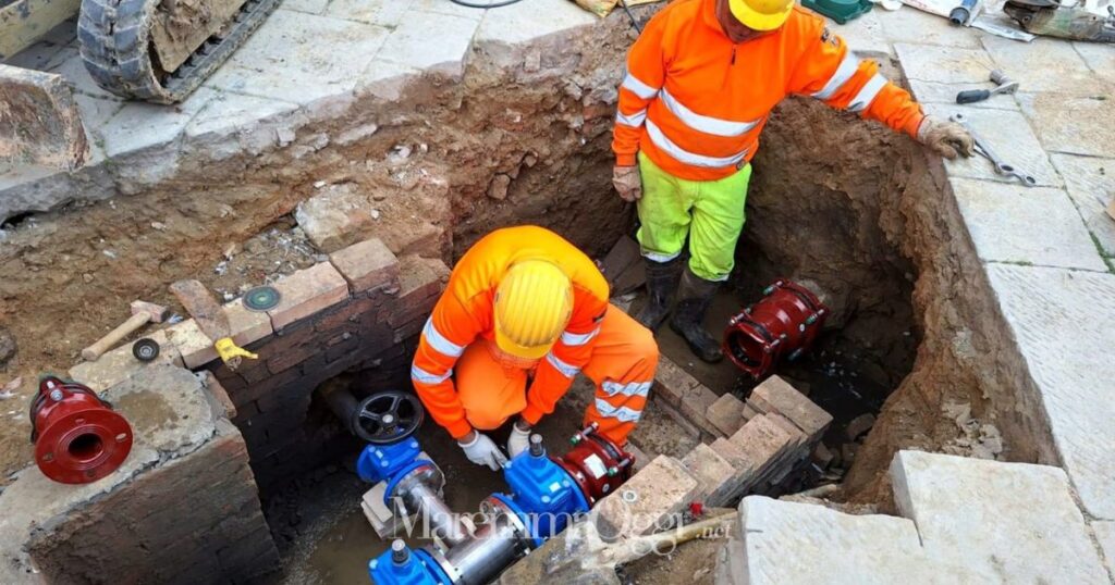 Operai di Acquedotto del Fiora al lavoro (foto d'archivio)