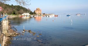Una veduta di Baratti con la zona delle boe