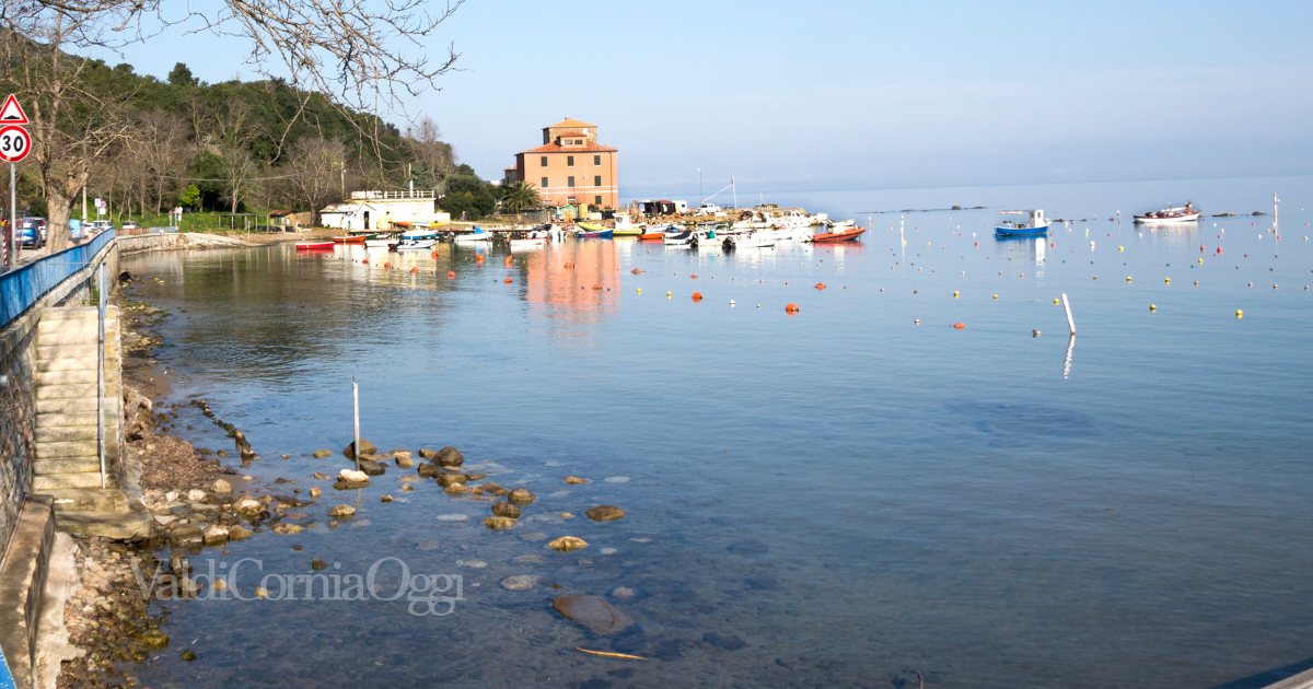Una veduta di Baratti con la zona delle boe