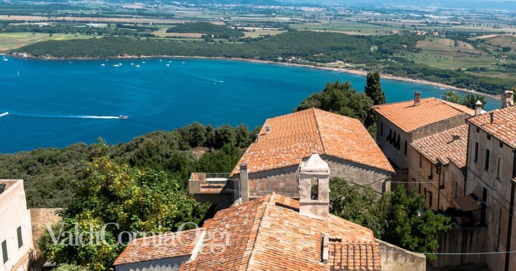 In primo piano Populonia, sullo sfondo il golfo e la spiaggia di Baratti