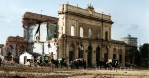 La stazione di Grosseto dopo il bombardamento (foto ricolorata, da Maremma un tuffo nel passato)