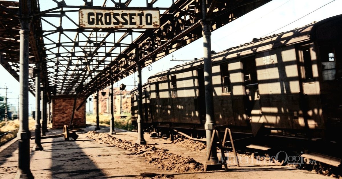 L'interno della stazione (foto ricolorata, da Maremma un tuffo ne passato)