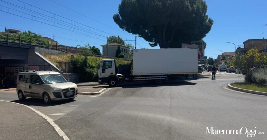 Il camion rimasto incastrato nel sottopassaggio