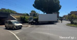Il camion rimasto incastrato nel sottopassaggio