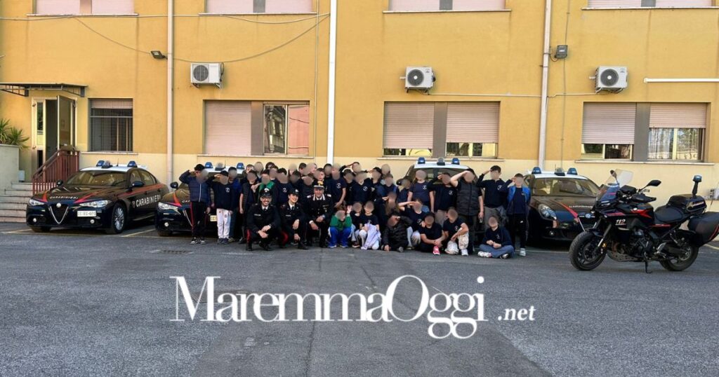 Gli alunni dentro il comando provinciale dei carabinieri di Grosseto