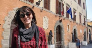 Il municipio di Orbetello e la consigliera Chiara Serracchiani