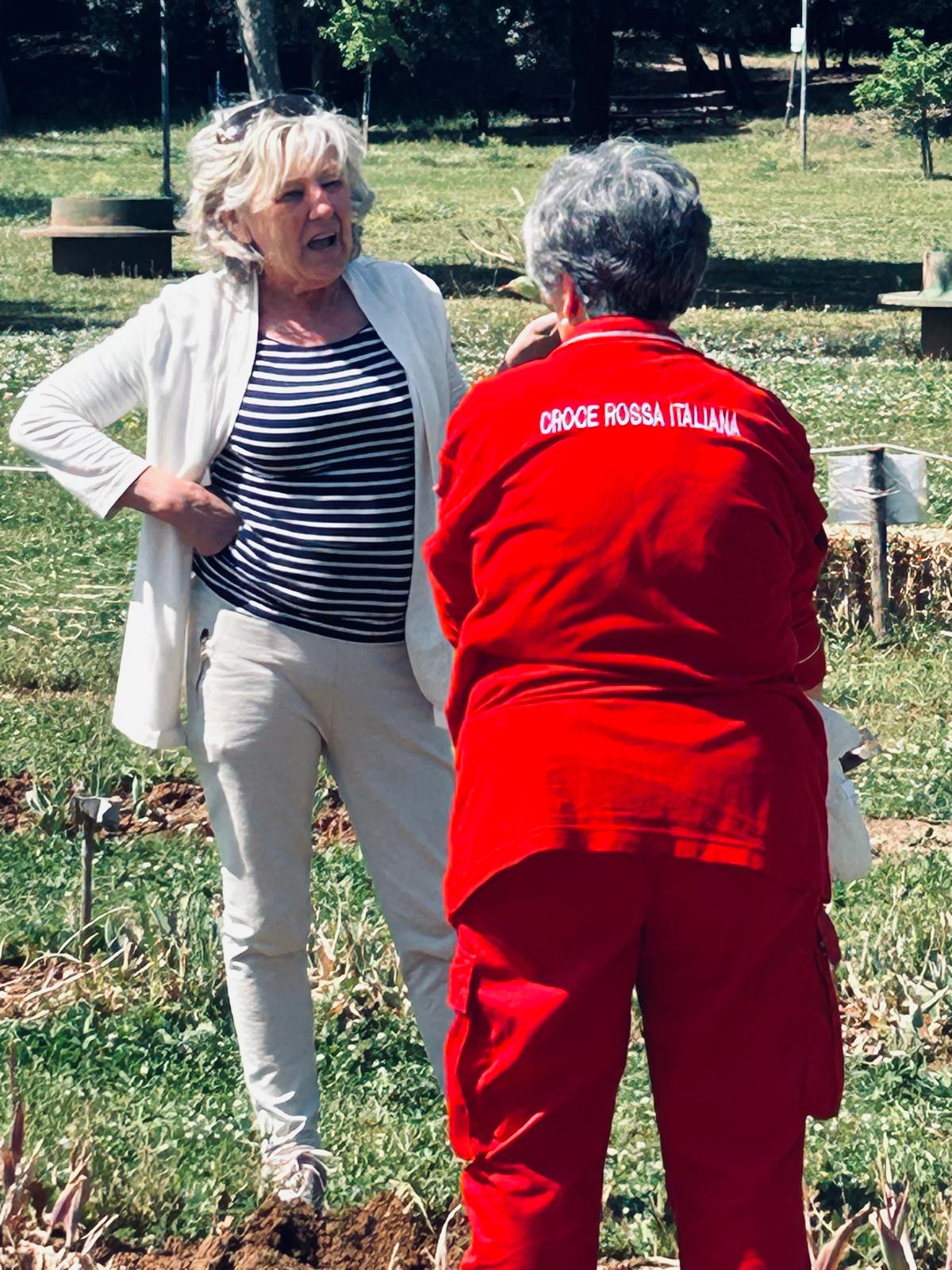 Manuela Boncioli del centro di ascolto della Caritas e una volontaria CRI