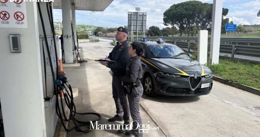 I controlli della guardia di finanza in un distributore