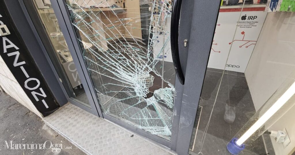 La vetrina sfondata dai ladri in via Fossombroni