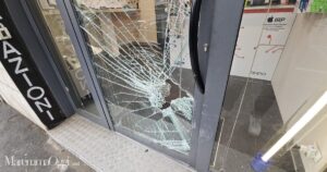 La vetrina sfondata dai ladri in via Fossombroni