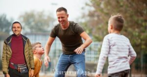 Un padre con i figli e Giuseppe Carobene