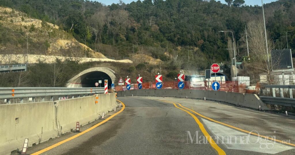 Lo svincolo prima della galleria di Pari sulla Grosseto-Siena