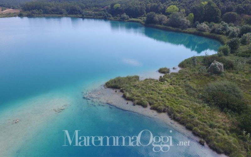 Le acque trasparenti del lago dell'Accesa