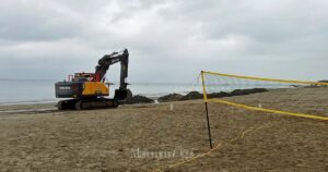 I lavori sulla spiaggia a Pratoranieri, a Follonica