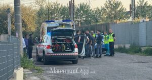 Gli agenti delle volanti della polizia e la Misericordia sul posto dove è avvenuta la lite