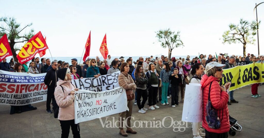 Una parte dei manifestanti contro il rigassificatore in piazza Bovio