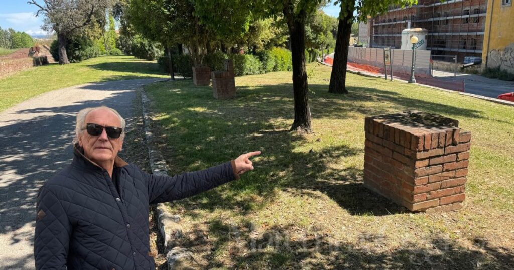 I basamenti in mattoni sulle Mura che sostenevano i reperti archeologici e l'architetto Roberto Aureli