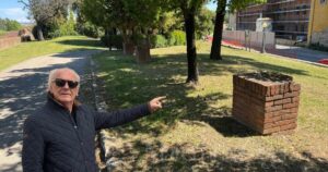 I basamenti in mattoni sulle Mura che sostenevano i reperti archeologici e l'architetto Roberto Aureli