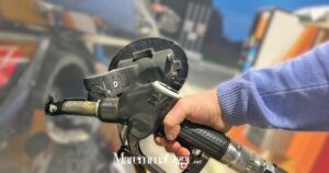Un automobilista fa rifornimento in un distributore di benzina e gasolio (foto d'archivio)