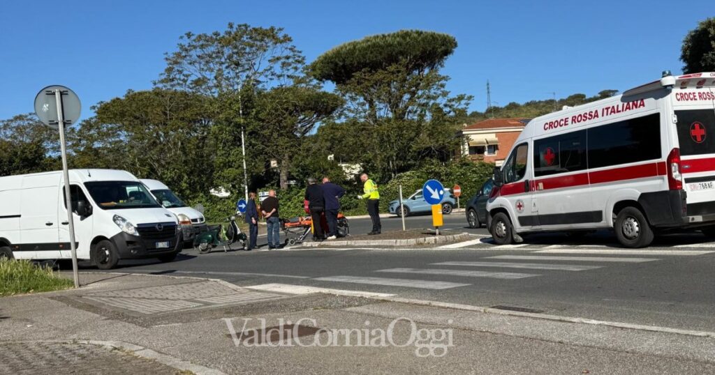 Incidente alla rotatoria della piscina, Vespa contro un furgone, anziano ferito