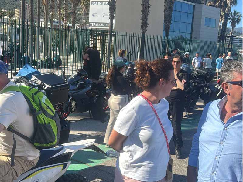 Passeggeri bloccati sul porto