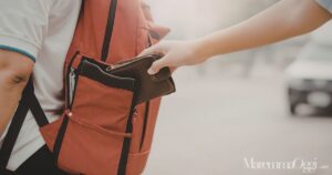 Un borseggiatore in azione (foto d'archivio)