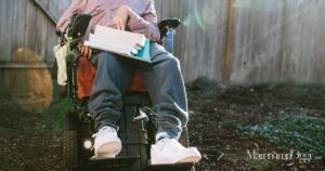 Un giovane su una sedia a rotelle