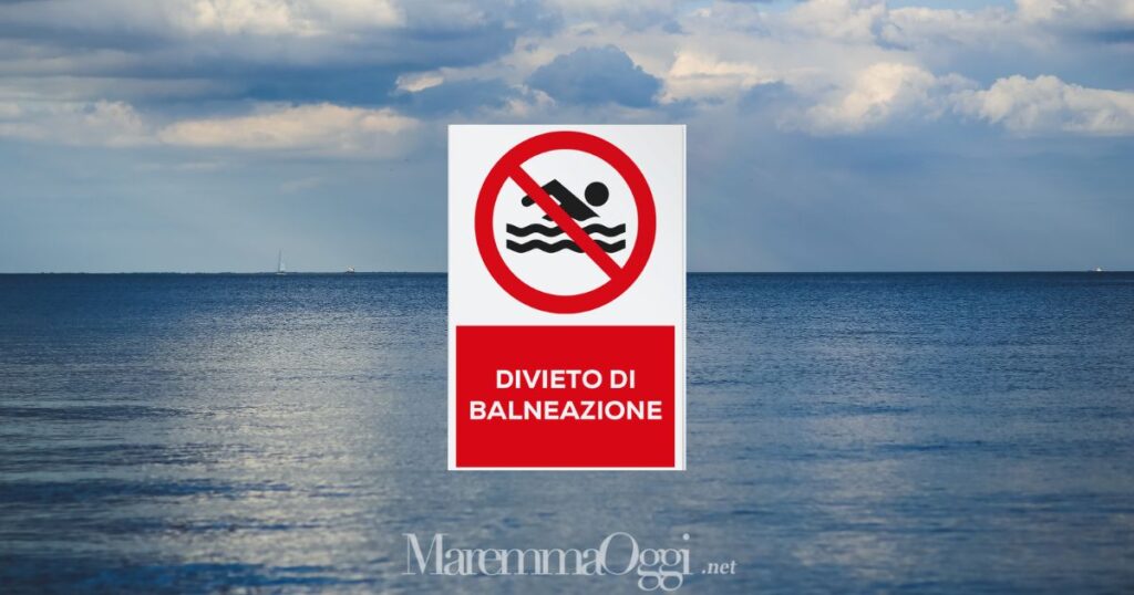 Una spiaggia e il divieto di balneazione