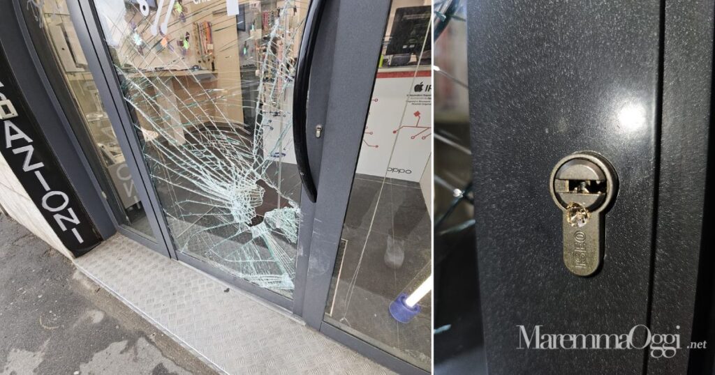 La vetrina sfondata e la serratura forzata dai ladri