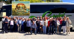 Il gruppo del 1957 alla partenza del tour alla scoperta del territorio