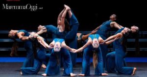 Un'esibizione di AcroFreeDance
