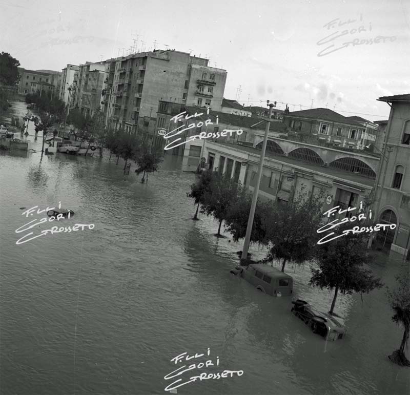 L'alluvione in via Ximenes a Grosseto (foto ArchivioFotoGori)