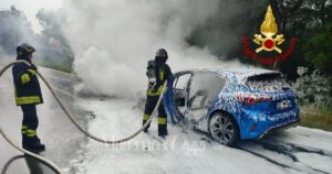 I vigili del fuoco spengono le fiamme che avevano avvolto l'auto