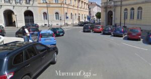 Auto in piazza della Vasca, a Grosseto