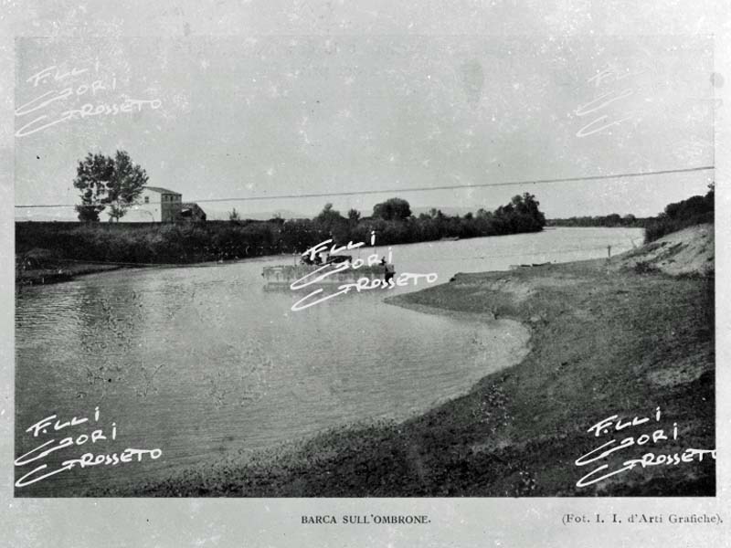 La barca sull'Ombrone (foto ArchiviofotoGori)
