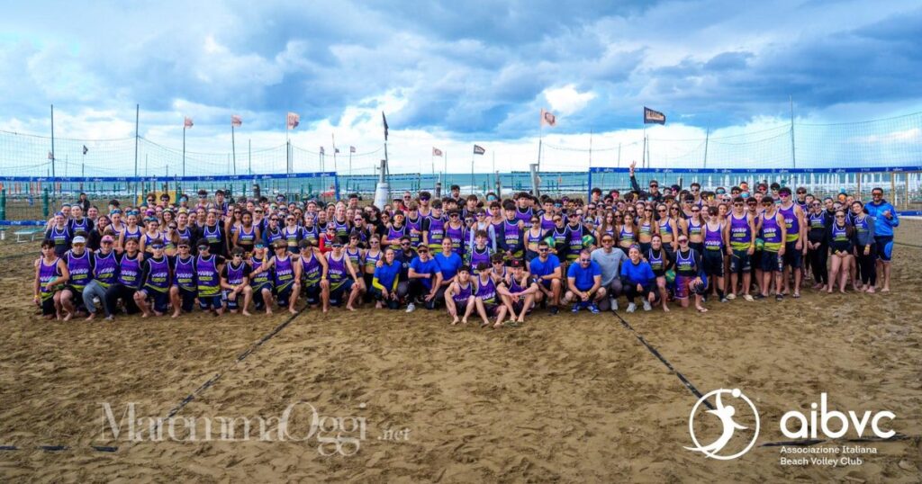 Foto di gruppo per i partecipanti alle finali nazionali giovanili di beach volley