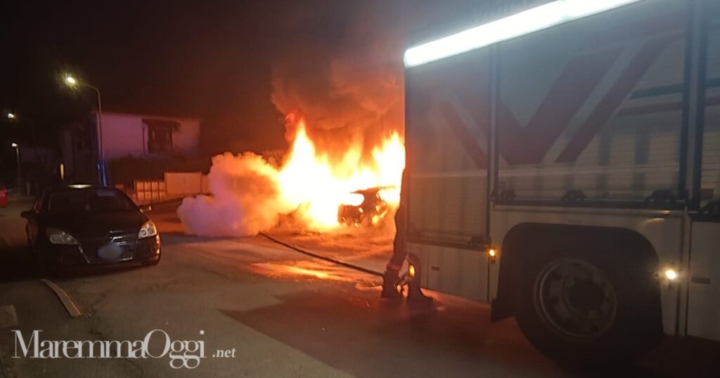 Le auto in fiamme a Bagno di Gavorrano, l'incendio potrebbe essere doloso
