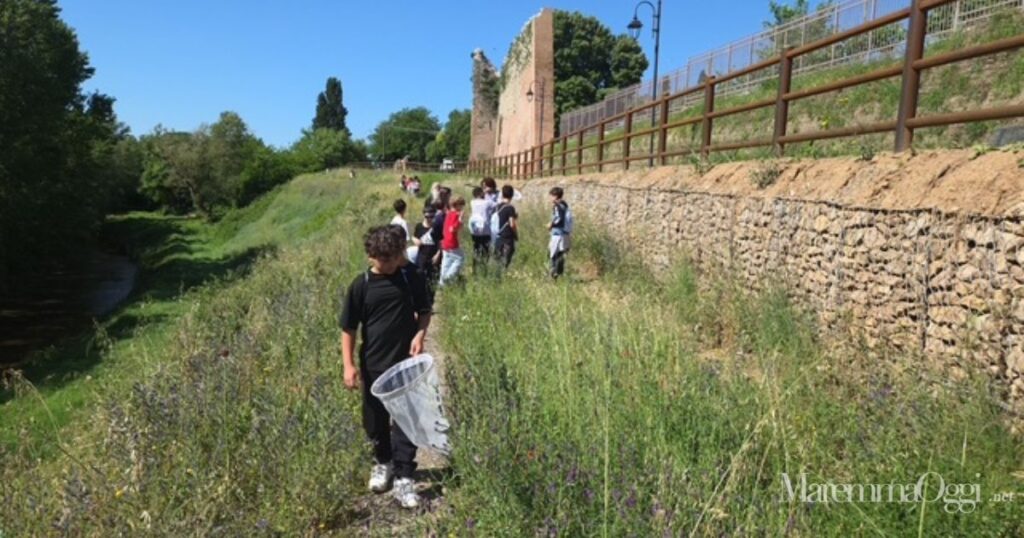 I bambini sugli argini fioriti