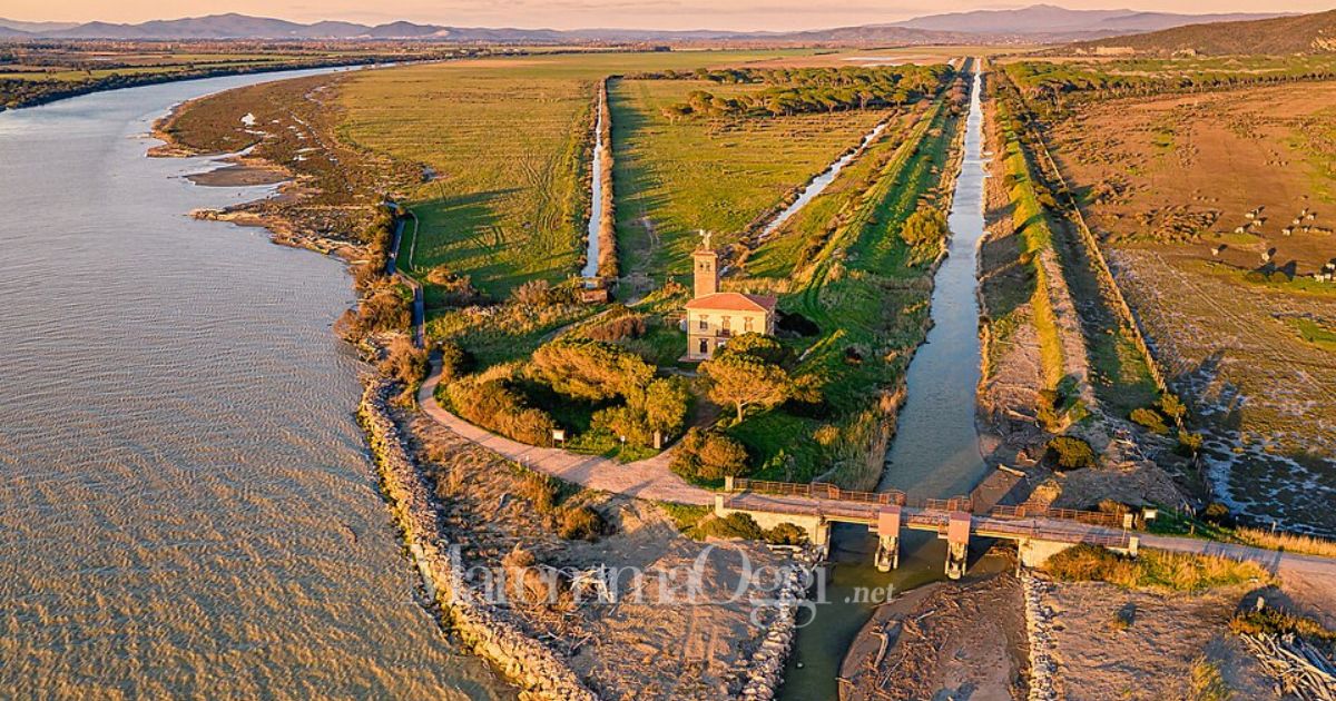 La foce dell'Ombrone e il casello idraulico, risalente al 1908 e abitato fino agli anni '70