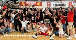 La festa di giocatori e tifosi della Gea dopo la vittoria su Poggibonsi e la promozione in C