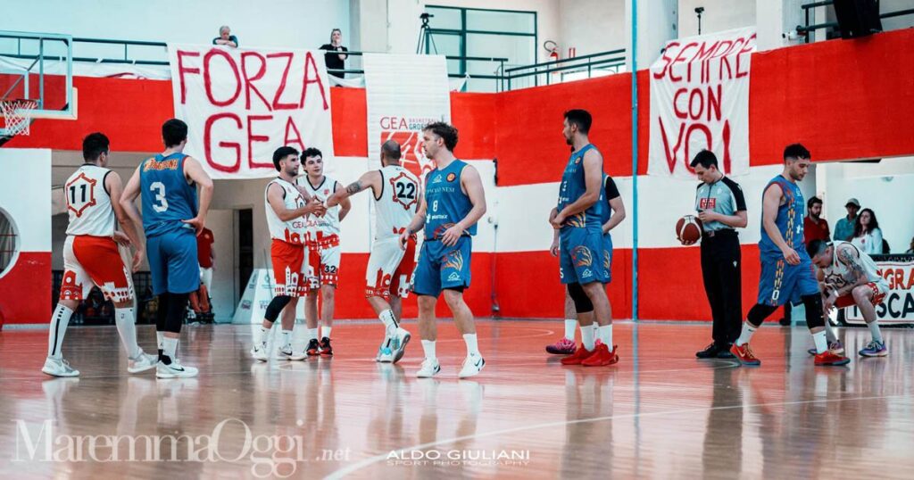 Un momento di gara-1 fra Gea Basket e Poggibonsi (foto Aldo Giuliani per MaremmaOggi)