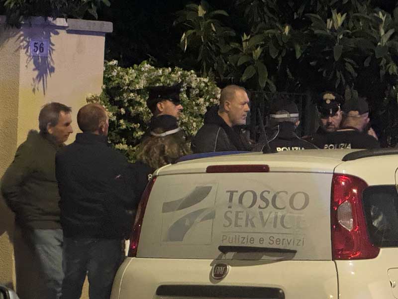 Carabinieri e polizia locale sotto all'appartamento